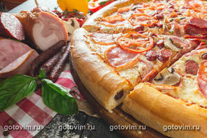 Пицца с прошутто, грибами, охотничьими колбасками и базиликом