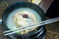 Корейский суп из цыпленка с женьшенем, фасолью, каштанами и рисом