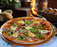 Португальская пицца с пепперони, яйцами и оливками
