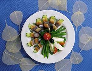 Норвежская сельдь с луком, яйцом, овощами и острой заправкой