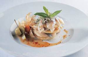 Филе норвежской сельди с обжаренными яблоками в перечно-медовом соусе