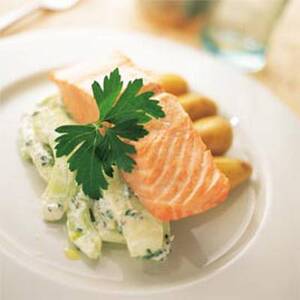 Филе форели норвежских фьордов паровое с салатом из огурцов и кислых яблок