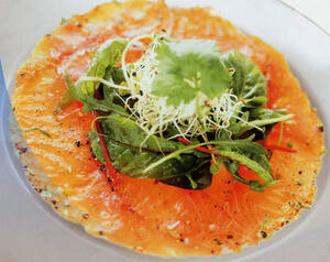 Форель норвежских фьордов, в чесночно - кориандровом маринаде с молодым салатом-латуком