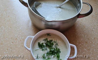 Холодный суп из йогурта с огурцами и авокадо