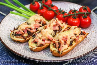 Пицца на багете с ветчиной, сыром и грибами. Фото-рецепт