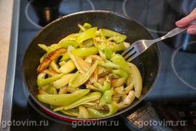 Баклажаны и перцами, обжаренные на сковороде в горчично-медовом соусе, Шаг 08