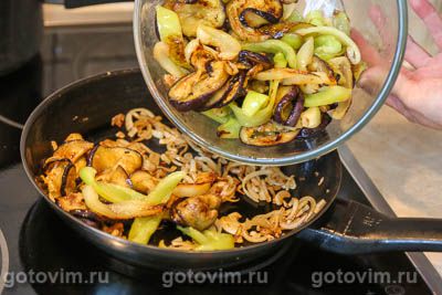 Баклажаны и перцами, обжаренные на сковороде в горчично-медовом соусе, Шаг 09