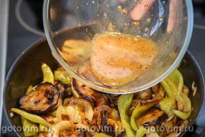 Баклажаны и перцами, обжаренные на сковороде в горчично-медовом соусе, Шаг 10