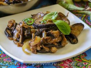 Баклажаны и перцами, обжаренные на сковороде в горчично-медовом соусе