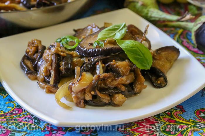 Баклажаны и перцами, обжаренные на сковороде в горчично-медовом соусе. Фотография рецепта