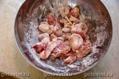 Мясо с баклажанами в духовке, запеченное с красным вином, Шаг 04