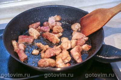 Мясо с баклажанами в духовке, запеченное с красным вином, Шаг 05