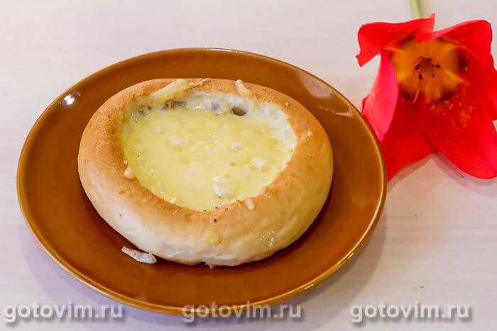 Фаршированные бублики с колбасой и сыром в духовке. Фотография рецепта