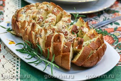 Батон, фаршированный сыром и чесноком. Фото-рецепт