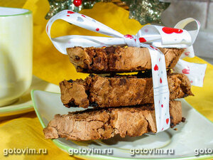 Рождественские бискотти с кусочками шоколада и изюмом