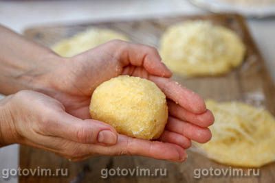 Урс - биточки из кукурузной крупы с сыром по-молдавски, Шаг 04