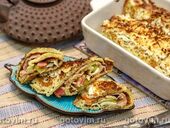 Блинные рулеты с беконом, копченым сыром и солеными огурцами