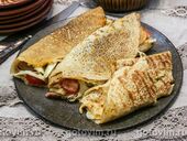 Шаурма в блине с курицей и овощами