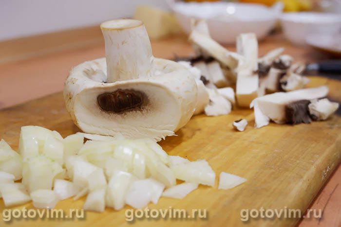 Порционный блинный торт с сыром, грибами и курицей, Шаг 03