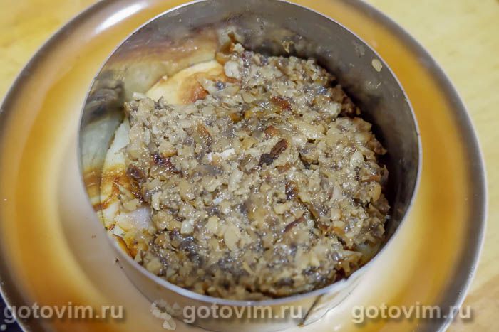 Порционный блинный торт с сыром, грибами и курицей, Шаг 09