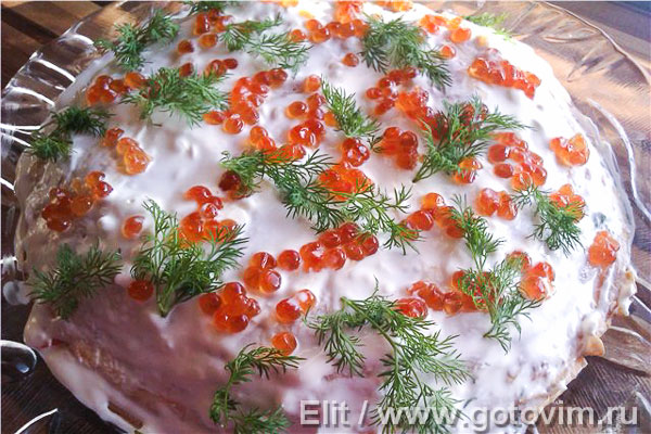 Блинный торт с лососем и творожным сыром. Фотография рецепта