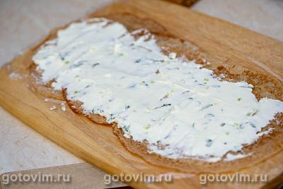 Palačinková roláda s červenou rybou, tvarohem a bylinkami, Krok 04