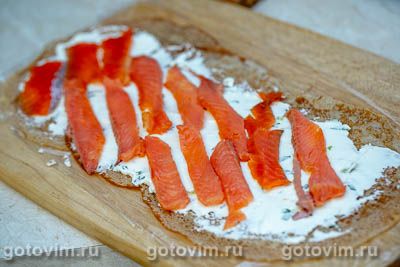 Palačinková roláda s červenou rybou, tvarohem a bylinkami, Krok 05