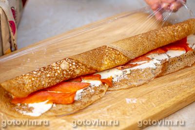Palačinková roláda s červenou rybou, tvarohem a bylinkami, Krok 06