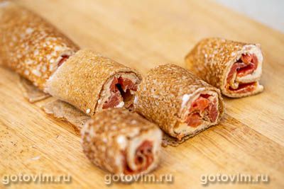 Palačinková roláda s červenou rybou, tvarohem a bylinkami, Krok 07