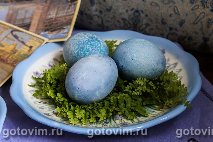 Крашенные яйца краснокочанной капустой. Фотография рецепта