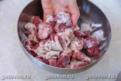 Свинина, тушенная с брюссельской капустой в сливках в духовке, Шаг 04
