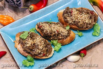 Брускетта с печеными баклажанами, перцем чили и орехами 