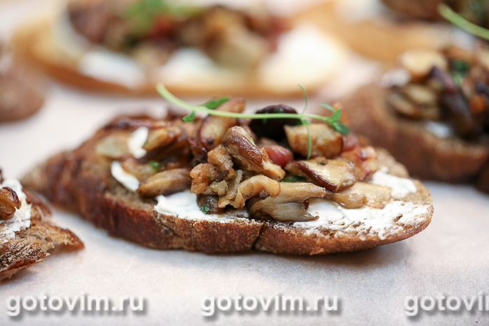 Брускетта с белыми грибами и творожным сыром. Фотография рецепта