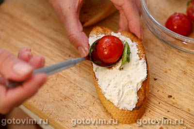 Брускетта с творожным сыром, помидорами черри и базиликом, Шаг 06