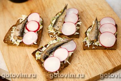 Норвежский бутерброд со шпротами и редиской, Шаг 05