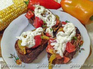 Брускетта с запечённым перцем, помидорами и сыром страчателла