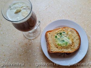 Горячий бутерброд с яичницей, сыром и зеленью