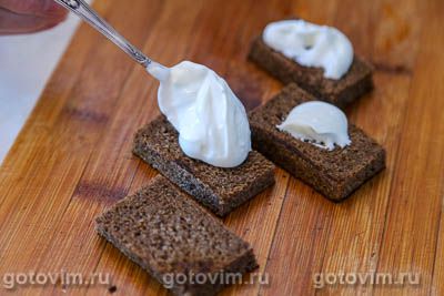 Бутерброд с икрой сельди, маринованным луком и сметаной , Шаг 06