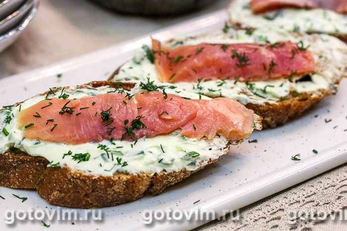 Бутерброды с творожным сыром и красной рыбой. Фотография рецепта