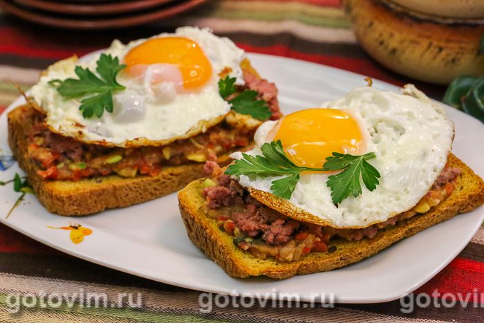 Бутерброды с мясным фаршем, гуакамоле и яйцом. Фотография рецепта