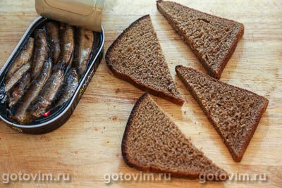 Бутерброды со шпротами, огурцом и яйцом, Шаг 01
