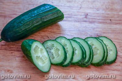 Бутерброды со шпротами, огурцом и яйцом, Шаг 03