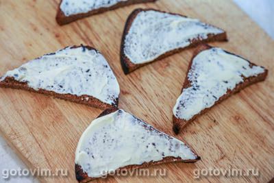 Бутерброды со шпротами, огурцом и яйцом, Шаг 04
