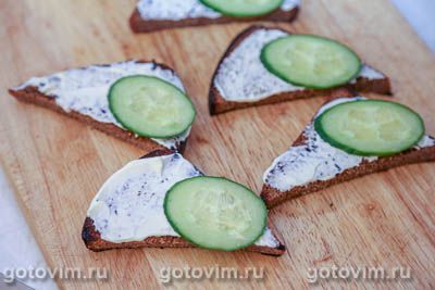 Бутерброды со шпротами, огурцом и яйцом, Шаг 05