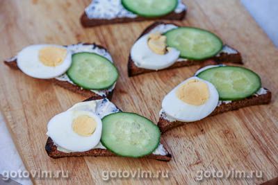Бутерброды со шпротами, огурцом и яйцом, Шаг 06