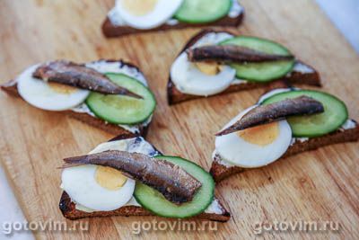 Бутерброды со шпротами, огурцом и яйцом, Шаг 07