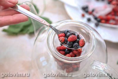 Ягодный чай с земляникой и черникой, Шаг 03