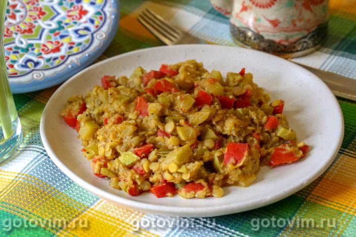 Желтая чечевица по-индийски с овощами и пряностями. Фотография рецепта