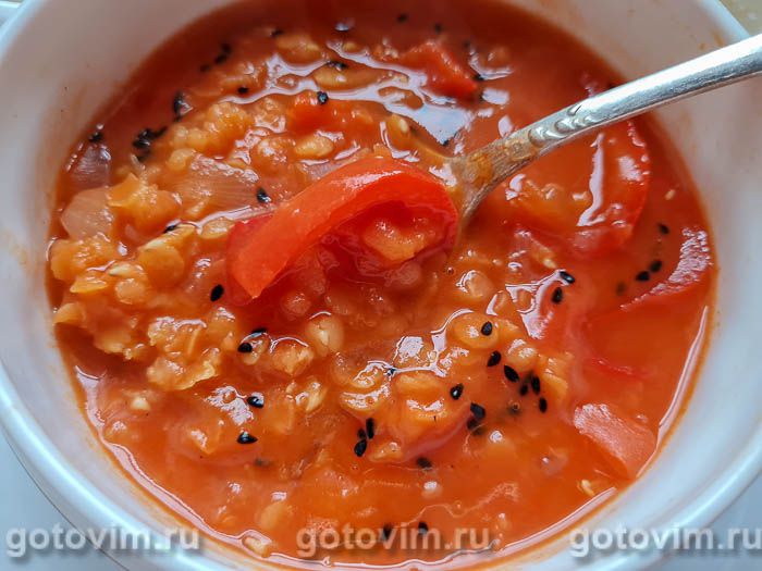 Густой суп из красной чечевицы с помидорами и сладким перцем. Фотография рецепта