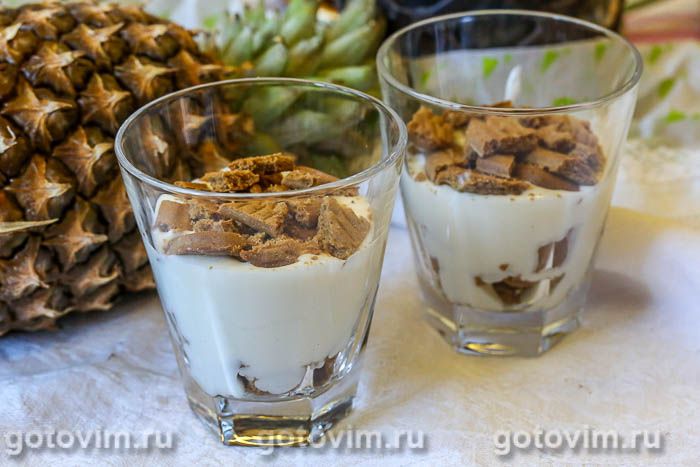 Десерт из сырного крема с итальянской меренгой и печеньем. Фотография рецепта